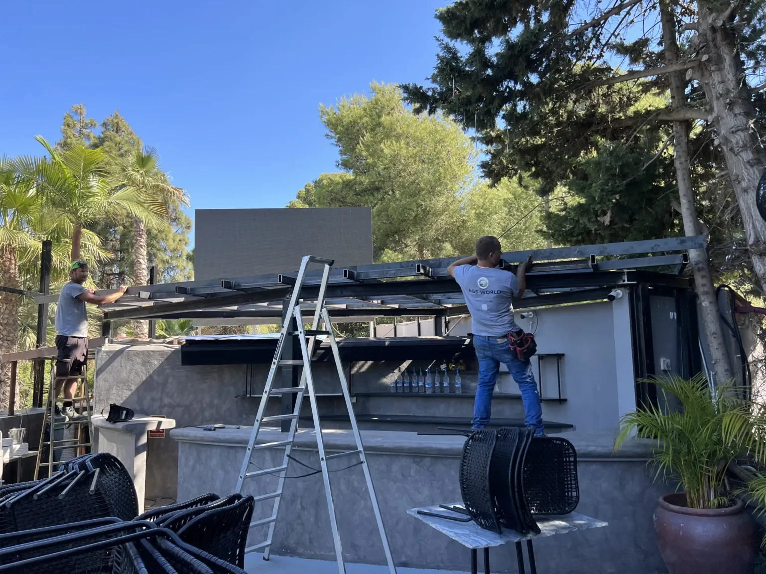 Montaje de escenario para bailarines sobre barra