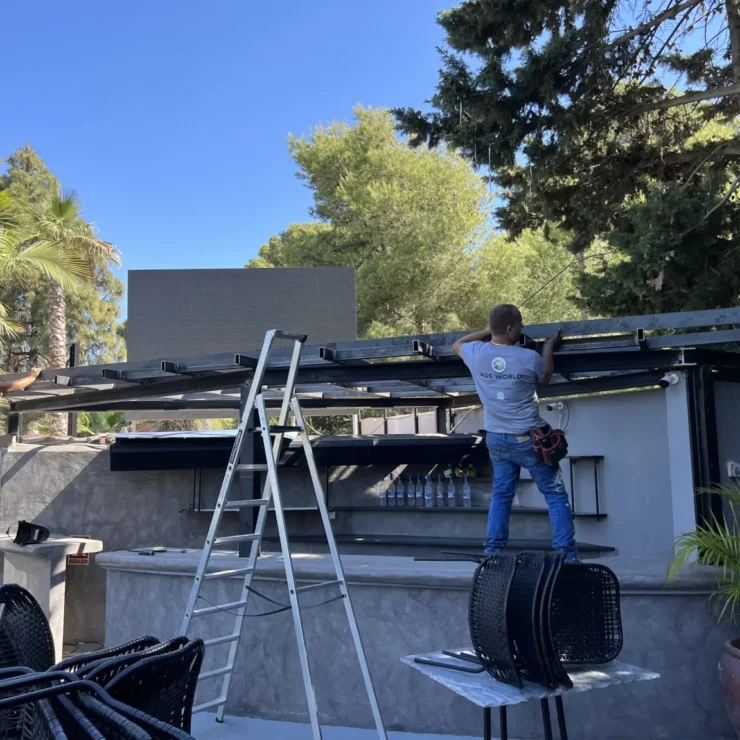 Montaje de escenario para bailarines sobre barra